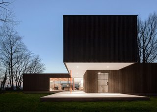 Using prefabricated elements, Bas van Bolderen Architectuur and Studio Puisto Architects were able to complete the dwelling in just eight months so the couple’s lives could return to normal. Wall elements were constructed in Germany, then transported to the Netherlands, where the house was erected in just one week.
