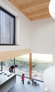 To highlight the views and avoid clutter in a multipurpose space, the van Bolderen brothers, in cooperation with Originele Staat interior design firm, used stainless steel countertops and added screenprinted Dibond aluminum plates to the standard kitchen cabinetry. The window frames are by MHB.