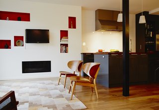Among the family heirlooms on display are a pair of Hans Wegner Shell chairs from 1963, a rug picked up on vacation in Tibet, and a coffee table made by one of the homeowners’ grandfathers.