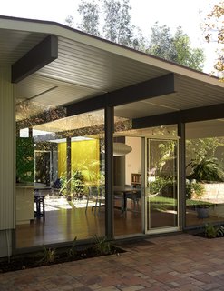 This Fairhaven tract Eichler home built in 1961 in Orange, California, by architects A. Quincy Jones and Frederick E. Emmons features walls of glass.