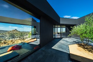 The architects designed the rooms as a linear sequence wrapping around a central courtyard. As one would have traversed the preexisting rock face, residents are constantly negotiating small elevation changes throughout the house. The plan also protects a central courtyard from the harsh Yucca Valley climate.