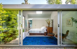 Windows and sliding doors open the space to the environment and provide natural ventilation. An Eames lounge in the bedroom provides a place for the residents to kick their feet up.