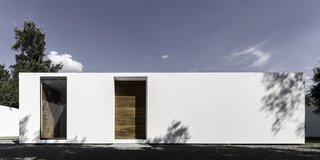 Both the white facades and modules' orientations are crucial in maintaining comfortable indoor temperatures. Designed with the sun path in mind, each part of the home shades the courtyard year-round for residents.