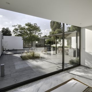 The interior marble flooring and exterior granite surfacing blend well to complement the spare white modules. Both materials were chosen with climate in mind: granite because it both absorbs less heat and is easy to clean, marble because it cools down the interior.
