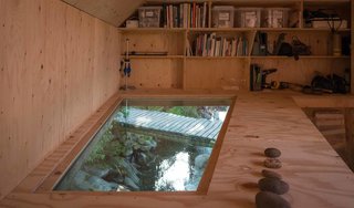 A ‘light soffit’ offers a dynamic view of the stream below, providing both visual and audio stimulation. Throughout the year, the studio is filled with the sound of water, from the ocean waves to the rain and drizzle, to the flowing stream below. The artist, who has a longstanding connection to the site, focuses on "art which leaves marks at once permanent and delicate," much like the structure itself.