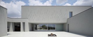 A Home That Dramatically Replicates a Starry Sky in Its Living Room - Photo 2 of 9 - The plexiglass tubes animate and add texture to an otherwise spartan facade.