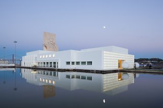 In 1940, a structure was built at Praça do Império, the site of that year's Exhibition of the Portuguese World, to serve as the restaurant for a celebration of the country's formation. Subsequent renovations had muddied its modernist style. DC.AD and Victor Vicente returned to the building, dubbed Espelho de Água, to restore and transform it into a lively dining room and art gallery.