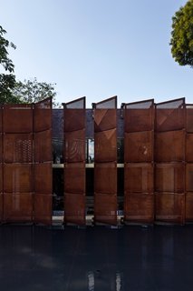 The Cor-Ten panels make up the library’s lateral facade and act as a light filter, preventing direct sunlight from penetrating in. The dynamic panels dramatically transform the appearance of the front facade, whether open or closed.