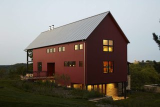 From red painted cedar siding to no-fuss structural elements, Northworks’ solution reaches a happy medium between the classic barn look and a weekend retreat.