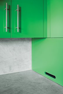 In the kitchen, Santa Rosa-based Reliance Fine Finishing applied a conversion varnish tinted with a green hue. 