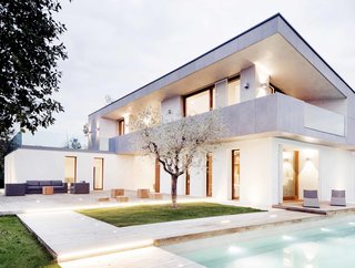 In seaside Tuscany, Italian architecture firm FABBRICANOVE realized a villa that embraces modern lines and the mild climate. 
