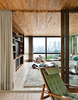 Weinfeld’s cinematic streak is also evident in the home’s interiors: he designed the entertainment center in the media room. The rug is from Clatt Carpete & Cia. Throughout the house, the Strozenbergs use floor-to-ceiling curtains for privacy. 