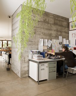 The open office space is partially secluded thanks to the hanging Algues by Ronan & Erwan Bouroullec for Vitra. Throughout the rest of the house, all storage areas are open, leaving crockery, dishware, food, books, and clothes in plain view.