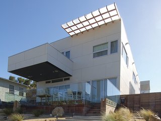 This pair of detached houses on one lot in an urbanized area of San Diego embraces its seaside setting with a series of courtyards that usher in the ocean breeze. The houses are remarkably efficient thanks to a combination of passive and active strategies, including a concrete-board rain screen for temperature regulation and photovoltaic arrays for solar energy.