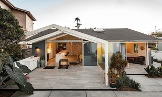 This 1,200-square-foot residence is the canvas for a stunning art and furniture collection. Newly renovated by architect Hector Magnus, it has been in the homeowner’s family since the 1940s.