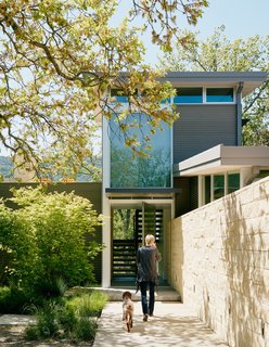 When the residents of this weekend home in Carmel, California, approach the property, the house’s smart-tech systems prepare the dwelling for their arrival by turning on the heat and lights and opening the blinds. 