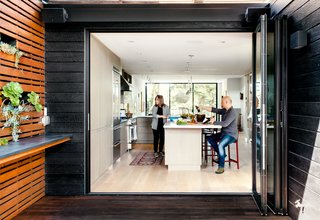 Scott and Regina’s toolkit of electronics extends outdoors. A Sonos sound system is installed on the patio and a retractable sunshade from DeFauw Design protects the kitchen cabinets’ gray Tabu veneer from fading.