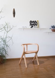 The chair uses 7 joins to connect all the wooden components. 