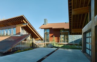 Architect Doug Wells and his wife, Sarah, jumped at the chance to turn a former homeowners’ association clubhouse in Colorado into a vacation retreat. The existing structure is flanked by two new prefab buildings: a garage and a main house. 