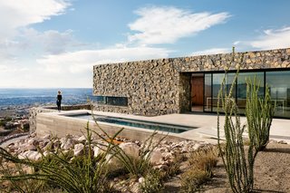 Lodged in a hillside along the arid U.S.-Mexico border, an earthy family home absorbs grand vistas of El Paso, Texas, as well as Juárez, Mexico. A lap pool extends toward a canyon. 