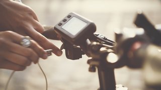 The computer system displays battery time, speed, and distance. 