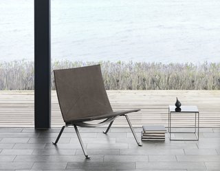 As an evolution from the PK25, the PK22 is less sculptural and more refined. The chair made its first appearance in 1956. Instead of being made from one piece of steel, the construction allows the chair to be broken down, which makes it easier to ship. In considering that every aspect of the design counted, even the screws have aesthetic appeal. For the anniversary, the steel frame is darkened and finished in a nubuck leather. 