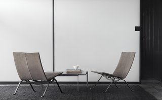 Designed to accompany the PK22, the PK61 was also released in 1956. The limited-edition version is topped with Petra marble and the surface is treated in electroplated anthracite. 