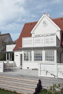 The exterior of the house exemplifies the vernacular style of the neighborhood. 