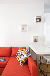The small dining counter with Glenn bar stools. 