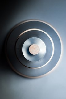 A top view of BeoSound Cuisine, designed by Leo Josephy. The designer considered the question of how we listen to music while we cook, and how do we control the music playback when our hands are messy. 