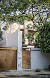 In choosing materials, Paul evaluated their efficiency—and was surprised to find that local wasn’t always best. In one nod to Mexican design, the structure is finished with fine plaster and white paint.