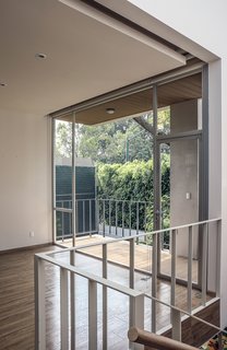 A reveal in the studio ceiling provides a track for curtains—and highlights an architectural detail. "I like to show the difference between the interior ceiling and the structural roof," Paul explains.