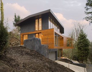 Skylab Architecture cantilevered the living volumes in order to minimize the building’s footprint and to create a tree house-like experience for the residents.