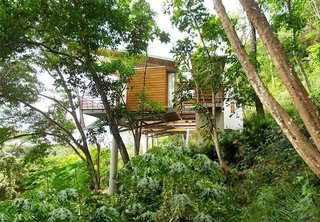 The interconnecting teak-and-bamboo, pod-like design floats above the trees with 180-degree views of the mountains and the Pacific. 
