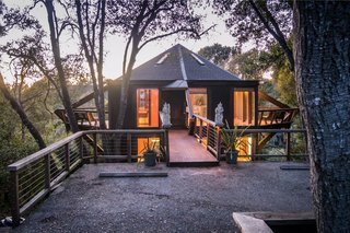 15 Brilliant Designs That Work Around Nature - Photo 14 of 15 - This tree house that’s available to rent through Airbnb in Aptos, California, sits next to a Redwood State Forest and was built seamlessly into the local trees.