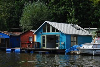This project was reconstructed from an old houseboat that was anchored in the sailing club in Smichov.