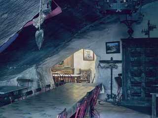 In winter, guests dine indoors. 