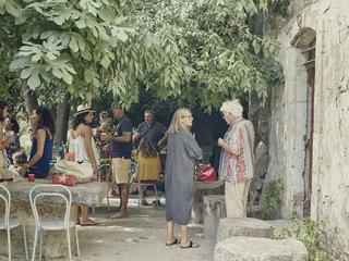 Friends come by to help prepare large feasts, and people travel from all over the globe to dine with him, sometimes in parties of almost a hundred. As Lolo puts it, "I see the whole world." 
