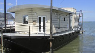 The Harbour Houseboat, which offers stunning views across Bembridge Harbour in Isle of Wight, has a commodious open-plan living space and kitchen—and warmly furnished rooms that boast plush Loaf beds.
