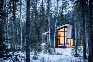 Designed by Canadian workshop Form and Forest, this angular house located on the Blaeberry River near Golden, British Columbia, has a living room with vaulted ceilings that looks out to 180-degree views of the forest, mountain, and rivers. 