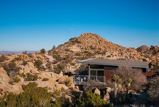 Set high in the desert of Yucca Valley, California, this pre-engineered steel cabin is part of an environmentally-conscious design system that was created by Blue Sky Building Systems and o2 Architecture.