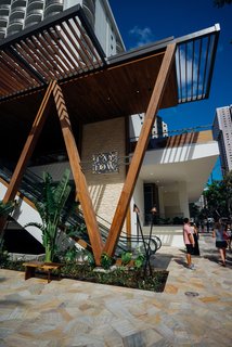 With its 15 floors, The Laylow stands above Kuhio Avenue in Honolulu’s Waikiki neighborhood on the South Shore of Oahu. The cantilevered awning in the front of the hotel is made out of ipe wood and was designed by Kansas City-based design firm DLR Group. As it wraps around above the bar, the material changes to sapele wood. 