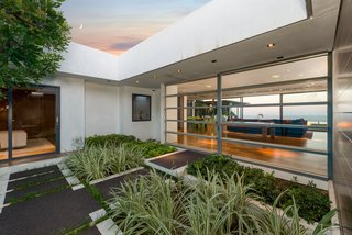 ‘Friends’ Star Matthew Perry’s Midcentury Stunner in the Hollywood Hills Is For Sale - Photo 4 of 10 -