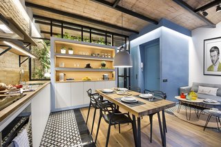 A Smart Layout Maximizes Space in This Compact Urban Beach Apartment in Barcelona - Photo 3 of 10 -