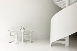 A lack of walls and doors generates a compact yet continuous space for living. 