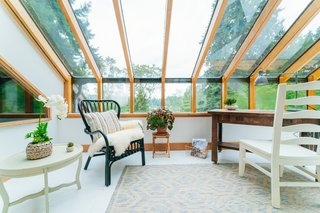 Repurposed Ship Materials and 100-Year-Old Beams Make Up This Tree House-Like Home - Photo 12 of 18 -