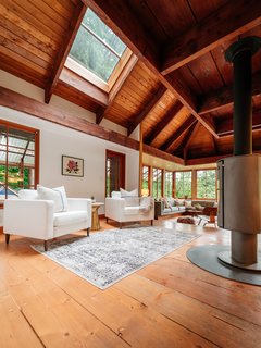 Repurposed Ship Materials and 100-Year-Old Beams Make Up This Tree House-Like Home - Photo 8 of 18 -