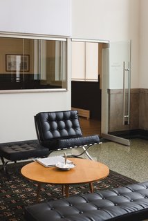 A Historic U.S. Post Office Is Transformed Into a Digital Agency’s New Modern Office - Photo 6 of 15 -