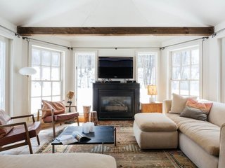 17 Modern Rentals That Give You a Front-Seat View of Incredible Fall Foliage - Photo 9 of 17 -