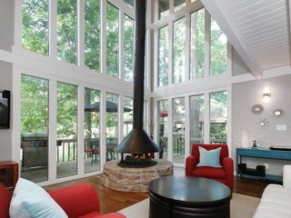 17 Modern Rentals That Give You a Front-Seat View of Incredible Fall Foliage - Photo 12 of 17 -